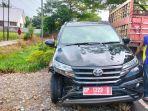 Mobil-dinas-Camat-Malili-DP-1223-G-terlibat-tabrakan-dengan-pengendara-motor.jpg