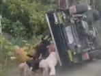 Mobil-pick-up-pengangkut-emak-emak-di-Jl-Poros-Malakaji.jpg