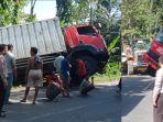 Mobil-truk-JT-Express-terbalik-di-Jalan-poros-Makassar-palopo.jpg
