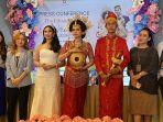 Model-berfoto-bersama-dengan-manajemen-PHI-Group-saat-pers-The-Ethnicity-Wedding-Expo-2024.jpg
