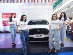 Model-sedang-berpose-di-depan-unit-Toyota-dalam-Smart-Upgrade-Festival.jpg
