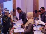 Momen-Ketua-Bawaslu-Sulsel-Mardiana-Rusli-gebrak-meja.jpg