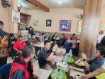 Momen-Ketum-PSI-Kaesang-Pangarep-ngopi-di-Warkop-Daeng-Anas-Jl-Faisal.jpg