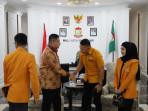 Momen-Plt-Ketua-Hanura-Sulsel-Adeni-Muhan-salaman-dengan-Wali-Kota-Makassar.jpg