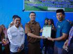 Muhammad-Yusran-Lalogau-serahkan-sertifikat-program-redistribusi-tanah.jpg