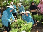 Nani-Suhajar-Diantoro-bersama-Pj-TP-PKK-Sulsel-231321.jpg