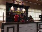 Oknum-Kepala-Desa-Muhiddin-bin-Haji-Tebu-belakang-diperlihatkan-ke-awak-media.jpg