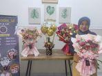 Owner-Java-Florist-Erlika-Sari-memperlihatkan-produk-buket.jpg