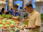 PAKET-BERBUKA-Tamu-M-Regency-Hotel-Makassar-sedang-memilih-sajian-berbuka.jpg