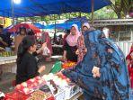 PASAR-KULINER-Warga-berburu-takjil-di-pasar-kuliner-Ramadan-Jl-Lasangkuru0.jpg