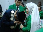 PEJABAT-UMI-Prof-Zakir-Sabara-mencium-tangan-Ketua-Pengurus-Yayasan-Wakaf.jpg