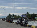 PELABUHAN-BAJOE-Potret-jejeran-pemuda-yang-memancing.jpg