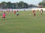 PSM-Makassar-menggelar-latihan-di-Stadion-Kalegowa-6.jpg