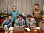 Panitia-saat-menjelaskan-kepada-Andi-Mappatunru-kiri-berdiri-terkait-cara-penginputan-dukungan.jpg