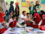 Para-anak-antusias-mendengar-dongeng-yang-dibacakan-Komunitas-Rumah-Luwu.jpg