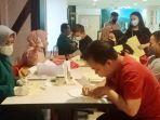 Para-pendonor-melalukan-pendaftaran-donor-darah-di-Lt-4-MTC-Karebosi-Selasa-1682022.jpg