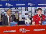 Patrick-Kluivert-dan-Ole-Romeny-foto-bersama-usai-menjalani-sesi-post-match-press-conference.jpg