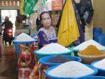 Pedagang-beras-di-Pasar-Tramo-Butta-Salewangang-Kabupaten-Maros-Selasa-732023.jpg