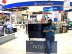 Pegawai-Electronic-City-memperlihatkan-produk-TV-LED-Electronic-2.jpg