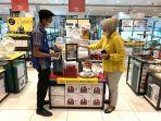 Pegawai-Informa-Pettarani-menjelaskan-produk-dan-promo-terbaru-kepada-pelanggan.jpg
