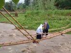Pelajar-lintasi-jembatan-bambu-di-atas-sungai-Desa-Songing-ke-Desa-Polewali-sinjai.jpg