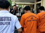 Pelaku-pengedar-sabu-R-dan-I-di-kawal-anggota-kepolisian.jpg
