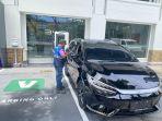 Pelanggan-sedang-mengisi-daya-mobil-listrik-di-SPKLU-Fast-Charging.jpg