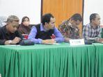 Pelapor-dan-kuasa-hukum-menyimak-pembacaan-putusan-Bawaslu-Sulsel.jpg