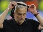 Pelatih-AS-Roma-Jose-Mourinho-melepas-medali-runner-up.jpg