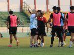 Pelatih-Madura-United-Paulo-Menezes-saat-memberikan-arahan-kepada-pemain.jpg