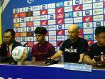 Pelatih-PSM-Bernaedo-Tavares-dan-pemain-saat-konferensi-0.jpg