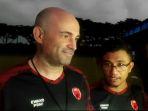 Pelatih-PSM-Bernardo-Tavares-dan-penerjemah-tim-PSM-Roy-Wanson.jpg
