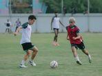 Pemain-PSM-Makassar-Daisuke-Sakai-dan-Dzaky-Asraf-saat-latihan-di-Stadion-12222.jpg