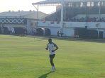 Pemain-PSM-Makassar-Latyr-Fall-lari-keliling-lapangan-Stadion-Kalegowa-huuu.jpg