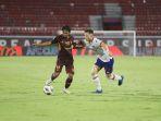 Pemain-PSM-Makassar-M-Arfan-saat-berduel-dengan-pemain-Sabah-FC.jpg