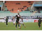 Pemain-PSM-Makassar-Wiljan-Pluim-dilanggar-saat-berduel-pemain-Persikabo.jpg
