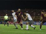 Pemain-PSM-Makassar-Willem-Jan-Pluim-coba-melewati-bek-Bali-United-Ricky-Fajri-n.jpg