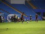 Pemain-PSM-Makassar-Yakob-Sayuri-menggiring-bola-dalam-pengawalan-pemain-PSIS-p.jpg