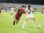 Pemain-PSM-Makassar-berebut-bola-dengan-pemain-Malut-United.jpg