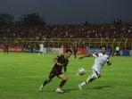 Pemain-PSM-Muh-Dzaky-saat-berduel-dengan-kapten-Arema-Johan-Ahmad-Farizi-j.jpg