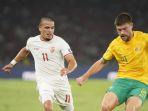 Pemain-Timnas-Indonesia-Ragnar-Oratmangoen-berebut-bola-pemain-Australia-5.jpg