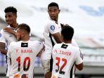 Pemain-persipura-halau-bola.jpg