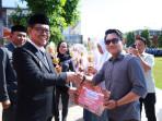 Pemberian-hadiah-kepada-pemuda-kratif-di-Bulukumba.jpg
