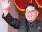Pemimpin-Korea-Utara-Kim-Jon-un-menyapa-para-pendukungnya.jpg