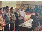 Penandatanganan-NPHD-oleh-Hasbullah-dan-Ketua-Bawaslu-Sulsel-Masdiana-Rusli.jpg
