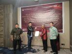 Pendeta-Musa-Salusu-menyerahkan-berkas-dukungan-calon-senator-DPD-RI.jpg