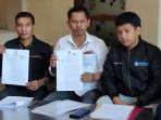 Pengacara-delapan-anggota-PPS-Tamalate-Tri-Satro-saat-ditemui-di-Warkop-Jl-Veteran-21.jpg