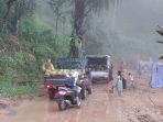 Pengendara-lintasi-jalan-longsor-di-Kasuarang-Desa-Botolempangan-sinjai.jpg