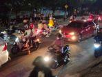 Pengendara-melewati-satu-jalur-yang-diblokade-pengunjuk-rasa-di-Jl-Sultan-Alauddin.jpg