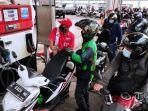 Pengendara-roda-dua-antre-mengisi-motornya-dengan-bahan-bakar-minyak-BBM-jenis-Pertalite-di-SPBU.jpg